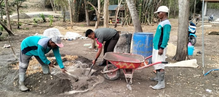 Babinsa Koramil 0826/02 Tlanakan, Gotong Royong Perbaikan Jalan di Desa Terrak