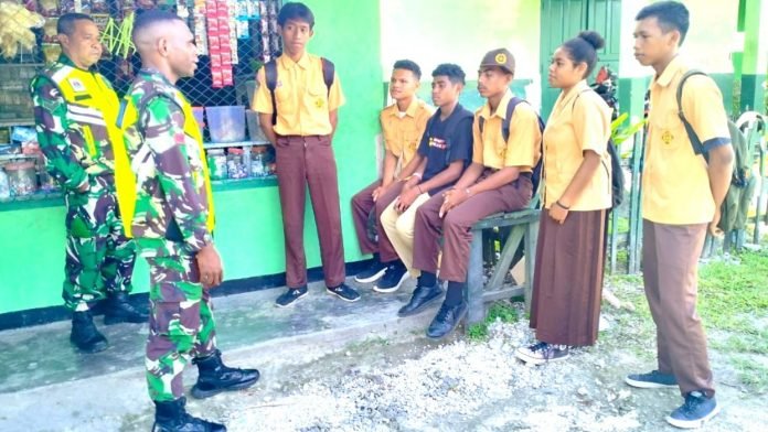 Babinsa Koramil 1708-01/Biak Kota Berikan Motivasi kepada Pelajar SMA Yapis 2 Biak