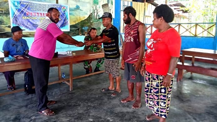 Babinsa Koramil 1708-05/Numfor Laksanakan Pengamanan Pembagian BLT-DD