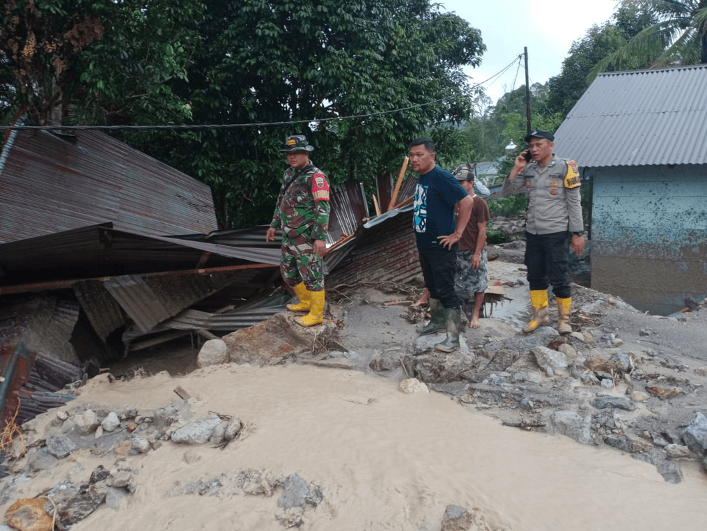 Banjir Bandang Terjang Pemukiman di Taput, 7 Rumah Rusak-Warga Diungsikan