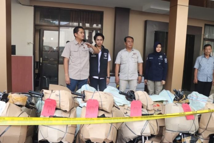 Bravo!! Satreskrim Polresta Pati Berhasil Ungkap Penyeludupan Kendaraan Ilegal ke Timor Laste, Tetapkan 8 Tersangka