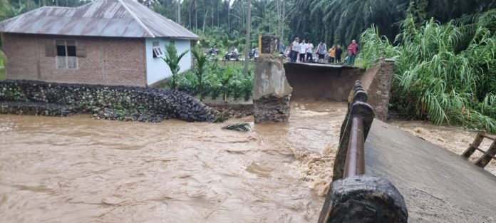 Breaking News, Jembatan Aek Siabu di Kec.Ulu Sosa Kab.Padang Lawas Ambruk