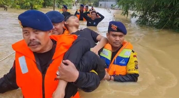 Danki 2 B Brimob Pelopor Aramiyah, AKP M. Rizaldi, saat evakuasi warga Gampong Pondok Pabrik, Kecamatan Langsa Lama, Senin (25/12). Waspada/Rapian.