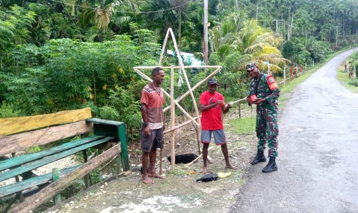 Bulan Penuh Kasih, Babinsa dan Warga Hiasi Jalan dengan Pernak-Pernik Natal