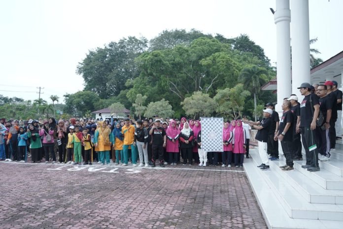 Bupati Asahan Lepas Gerak Jalan Santai, Meriahkan Hari Guru Nasional dan HUT ke-78 PGRI