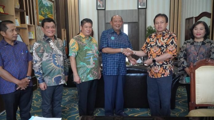 Bupati Langkat Serahkan Mobil Dinas Innova ke BPN