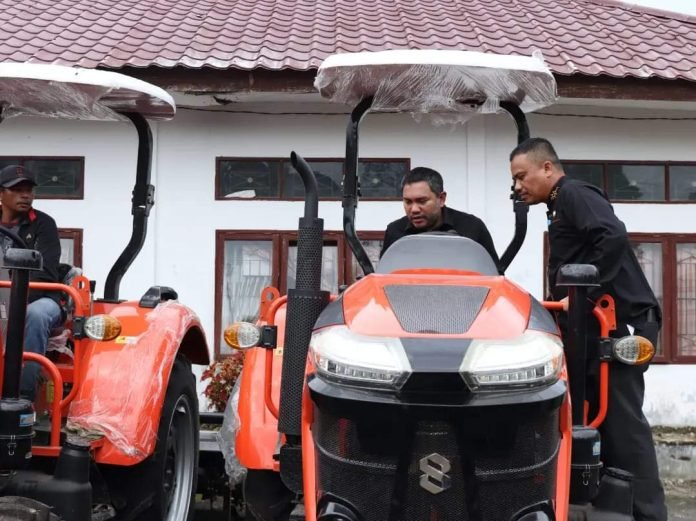 Bupati pakpak bharat bagikan puluhan alsintan bagi kelompok tani