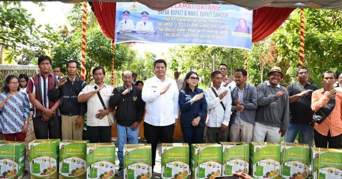 Bupati Samosir Serahkan Alsintan ke Koptan