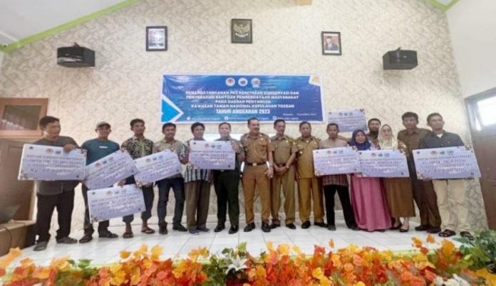 Bupati Tojo Una-Una dan Balai Taman Nasional Kepulauan Togean Serahkan Bantuan untuk Masyarakat Rp 480 Juta