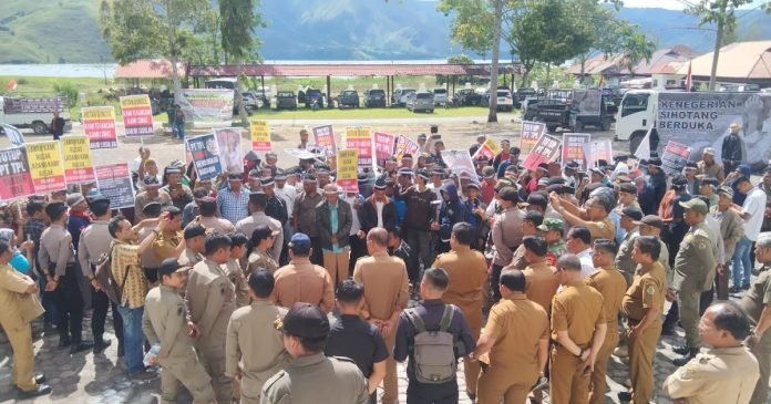 Bupati dan Wakil Bupati Samosir Terima Aksi Damai Masyarakat Sihotang