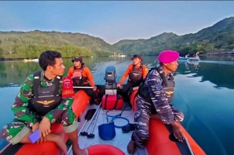 CEPAT TANGGAP! PRAJURIT TNI AL TEMUKAN KORBAN LAKA LAUT DI PERAIRAN SELAYAR.