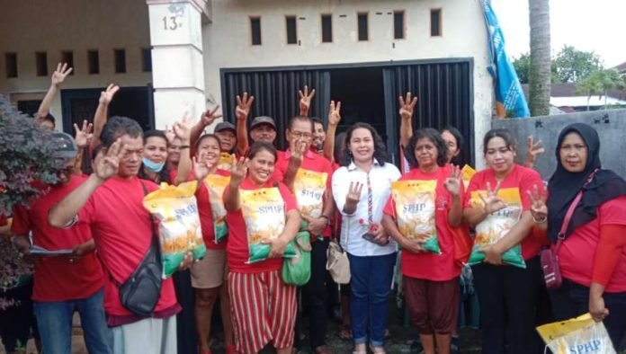 Caleg Lucyana Novita Hutapea bagi Tali Asih dan Sosialisasi jelang Nataru