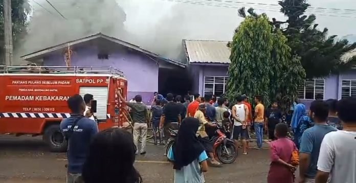 Camat : Api Dari Asbes, Siswa SMPN 1 Natal Tetap Belajar