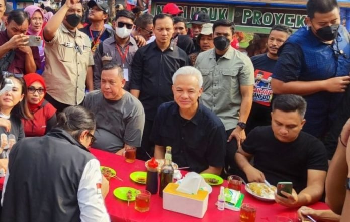 Capres Ganjar Kampanye di Pasar Proyek Lama Bekasi, Sarapan Nasi Uduk Bareng Warga