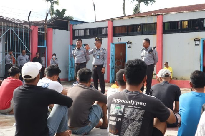 Waspada Jangan-jangan Ka. KPLP Sambangi Blok Hunian Warga Binaan    
