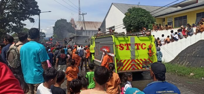Damkar STTC Ikut Padamkan Kobaran Api yang Membakar Bus Nice Trans di Kawasan Parluasan