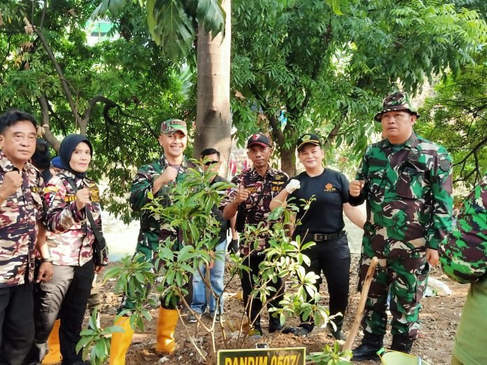 Dandim 0507/Bekasi Bersama 3 Pilar Menanam Pohon Dan Bersihkan Kali Rawa Tembaga Dalam rangka Hari Juang TNI AD Dan HUT Kodam Jaya Ke-74
