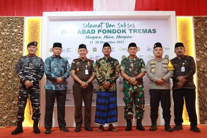 Danlanal Pacitan Dampingi Kabaharkam Polri Silaturahmi Ke Pondok Pesantren Tremas Pacitan