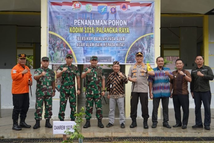 Danrem 102/Pjg  Terjun langsung Bersama Anggota dan Masyarakat Bersihkan Pasar Kahayan