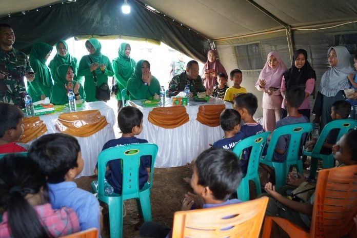 Danrem Lilawangsa dan Istri Makan Siang Bersama Anak-anak Pengungsi