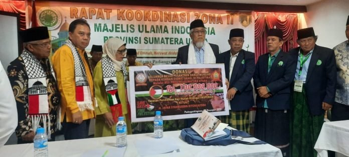 Pengurus yayasan Darul Mursyid menyerahkan donasi sebabesar 100 juta untuk palestina kepada Ketua MUI Sumatera Utara Maratua Simajuntak di Hotel Natama Padang Sidempuan, Sabtu (16/12).Waspada/Ist