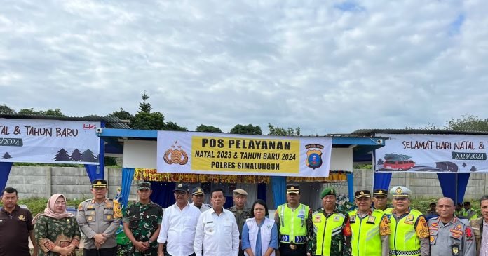 Di Sela Cek Ops Lilin Toba Kapolres Simalungun Beri Bingkisan kepada Personil