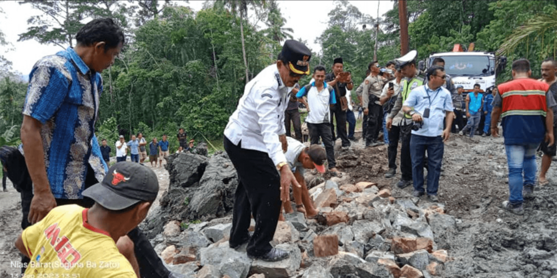 Dinas PUPR Nias Barat Respon Cepat Perbaiki Jalan Yang Longsor