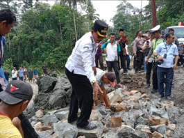 Dinas PUPR Nias Barat Respon Cepat Perbaiki Jalan Yang Longsor