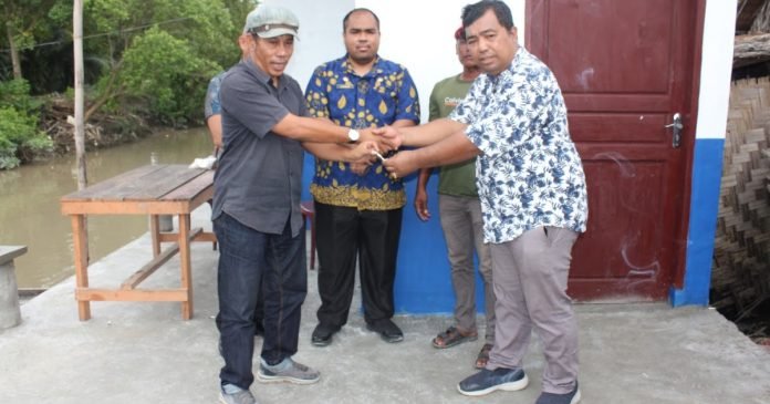 Dinas Perikanan Deli Serdang Serahkan Bantuan Pembangunan Tangkahan Sampan ke Kelompok Nelayan Pantai Labu Pekan