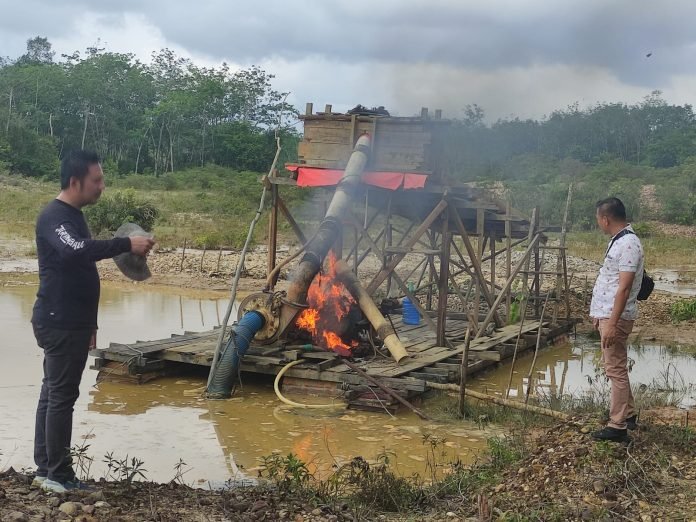 Dinilai Membandel, Dua Unit Rakit PETI Dimusnahkan Sat Reskrim Polres Bersama Polsek Kuantan Hilir