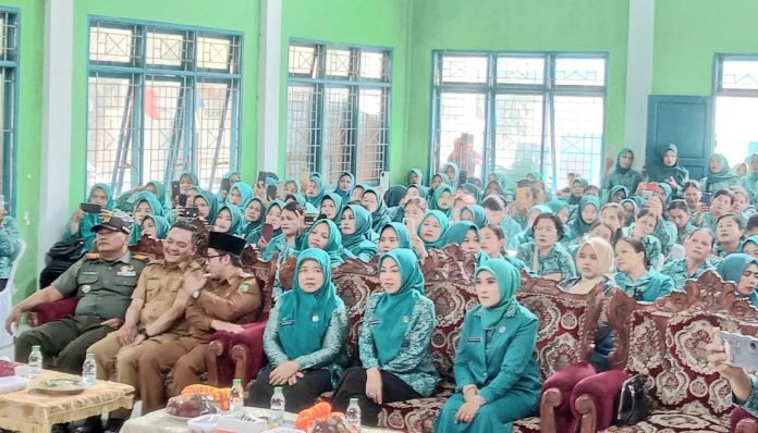 Disaksikan Eli Maharani.Lubis, TP.PKK Desa/Kelurahan Kec.Panyabungan Utara Dilantik