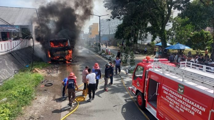 Disdamkarmat Kota Pematang Siantar Padamkan Kebakaran Bus Nice Trans di Jalan Sisingamangaraja