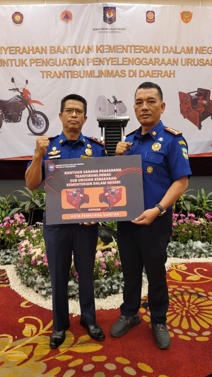 Disdamkarmat Kota Pematang Siantar Terima Hibah 1 Unit Portable Fire Pump dari Kemendagri