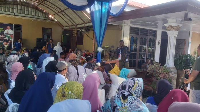 Masyarakat saat mendengar ucapan terima kasih Abdul Rasidin Pane SH di acara silaturahmi di kediaman H Ibnu Hajar Gg Karya Kelurahan Pelawi Utara Kec. Babalan Kab. Langkat, Sabtu (16/12). Waspada/Boy Aprizal 