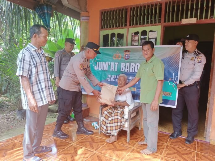 Dua Lansia Pulau Mungkur, Terima Sembako Dari Polsek Kuantan Mudik Melalui Jum’at Barokah