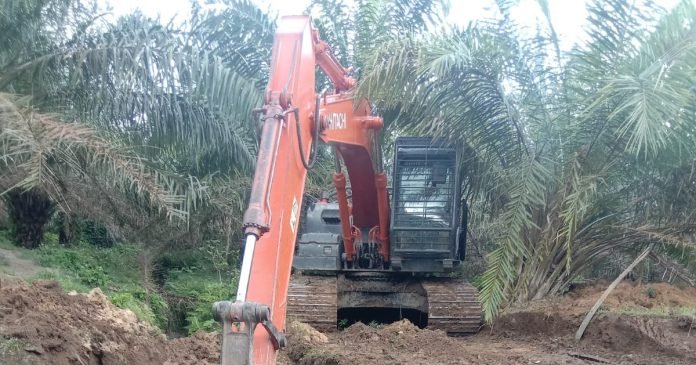 Dua Titik Longsor Jalan Utama di Nagori Parmonangan Semakin Membesar, PTPN IV Bah Birong Ulu Alihkan Saluran  Air ke Sungai