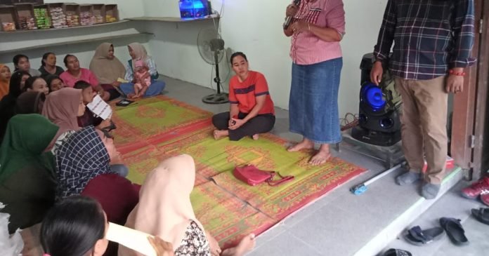 Ely Jundrita Ginting Silaturahmi ke Warga Desa Sidourip