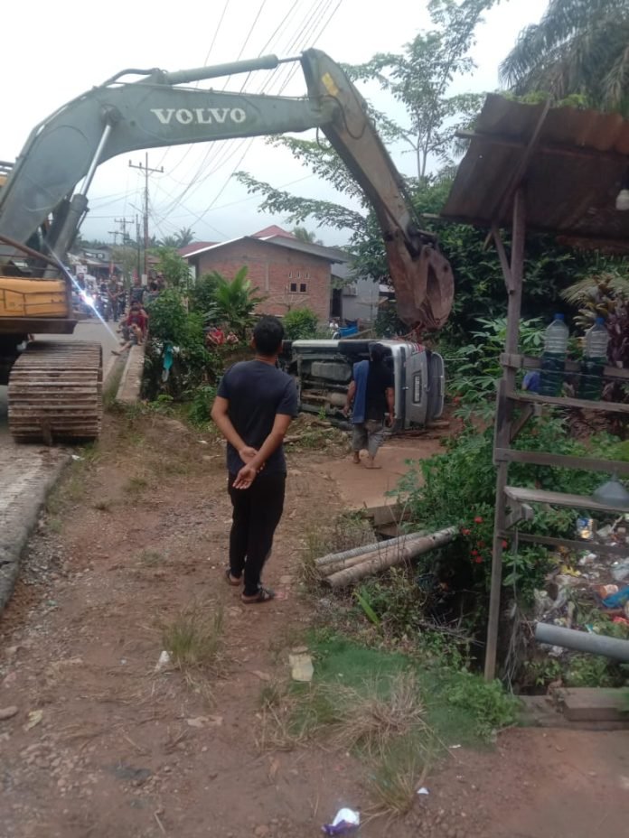 Evakuasi Mobil Inova Nomor Polisi BH 1577 MC Terjun Bebas ke Aliran Sungai