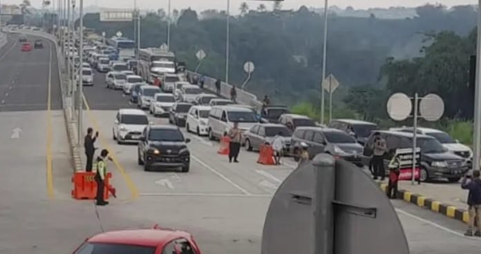 Exit tol Parungkuda Makin Padat, Kadishub: Kita Buka Exit Tol Cigombong Bila Situasional