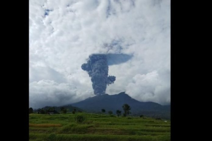Gunung Marapi di Sumbar Erupsi, Lontarkan Batu dan Pasir