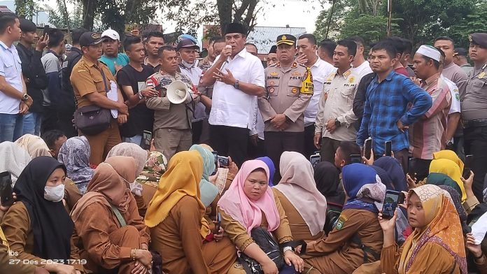 Guru Merasa Terzolimi, Geruduk Rumah Dinas Bupati Mandailing Natal
