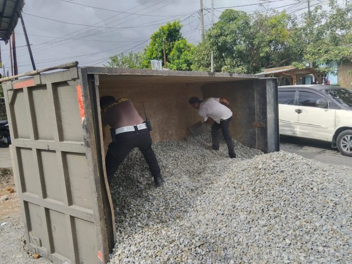 Hindari Kemacetan Unit Gakkum Satlantas Polres Pematang Siantar Bantu Evakuasi Material Mobil Truk Terguling