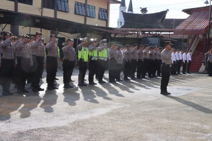 Kapolres Siantar Serahkan Bingkisan Nataru secara Simbolis kepada Personil