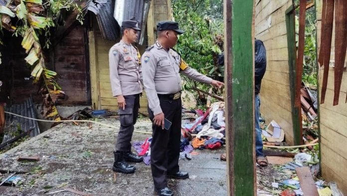 Ibu-Anak di Taput Tertimpa Pohon saat Lipat Kain di Rumah, 1 Tewas