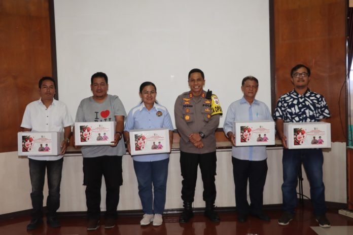 Ini Kata Kapolres Pematang Siantar Saat Berikan Bingkisan Natal bagi Wartawan Unit