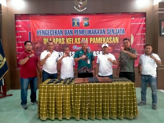 Jaga Kesiagaan Keamanan, Lapas Pamekasan lakukan Perawatan Senjata Api bersama Polres Pamekasan