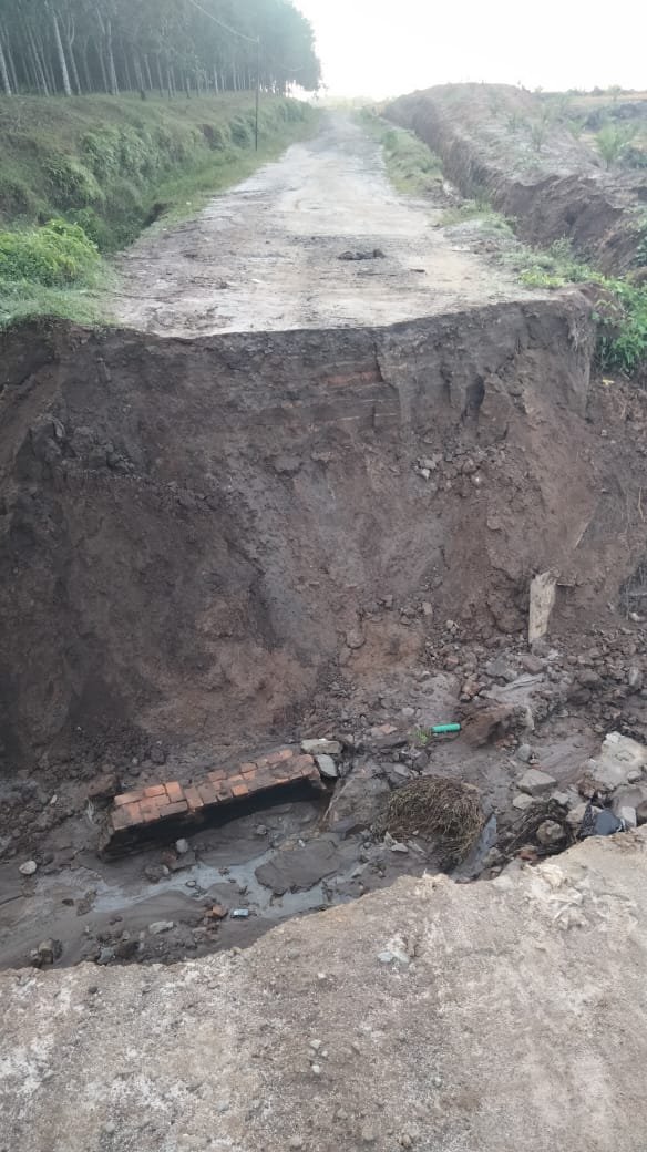 Jalan Bandar Negeri Menuju Silau Dunia Simalungun Putus, Pengguna Jalan Terpaksa Mencari Jalur Alternatif