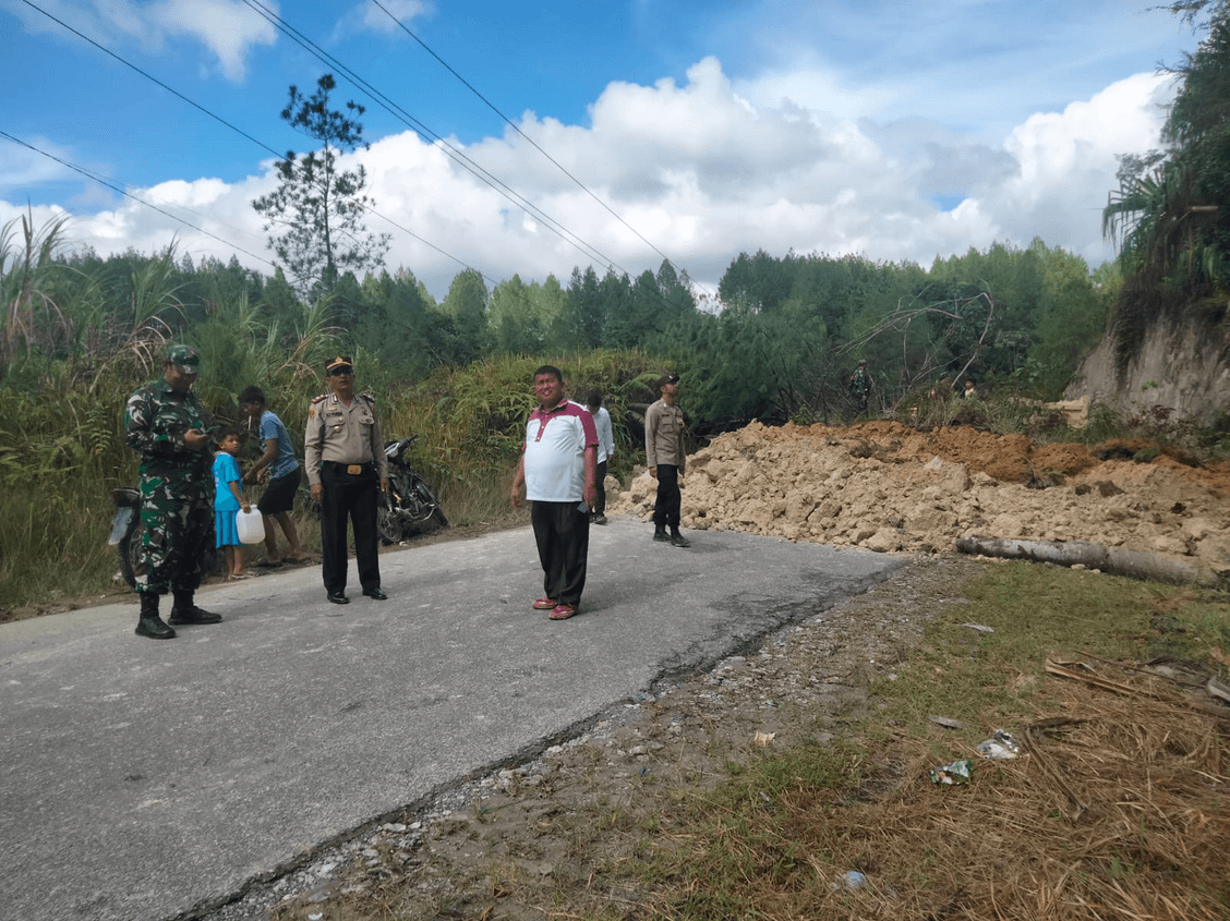 Jalan Kecamatan Pangaribuan - Kecamatan Garoga Tertimbun Longsor, Arus Lalin Putus Total