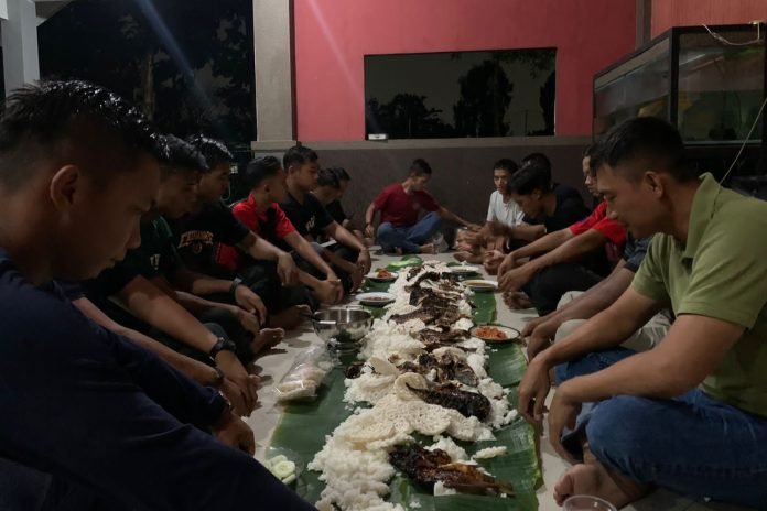 Jalin Keakraban Di Malam Natal, Danyontaifib 2 Marinir Ajak Prajurit Tidur Dalam Makan Malam Bersama