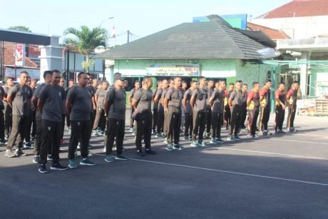 Jalin Sinergitas, Anggota Kodim 0612/Tasikmalaya dan Anggota Brimob Main Volly Bersama.